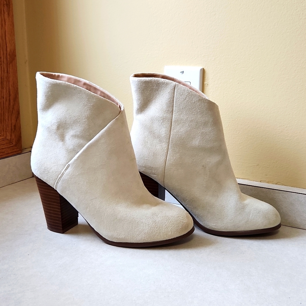 Joe's Jeans White/Cream Suede Ankle Boots. Women's Size 8.
